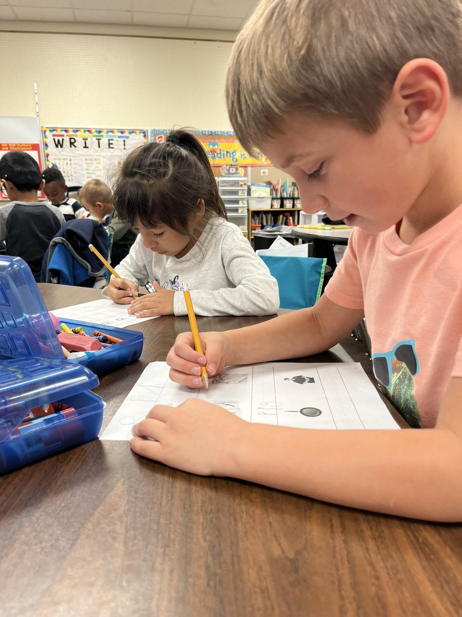 NewellGI's tweet photo. This morning our Kindergarteners are using mirrors to observe what making the “P” sound does to their mouths, brainstorming words that start with the “P” sound, and writing words that start with “P.” #KnightsofNewell https://t.co/SuyjWbh3WG