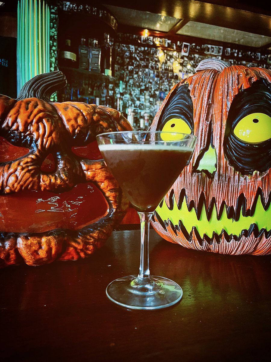 Because we love being basic AF we are introducing our Pumpkin Spice Espresso Martini. CH Distillery Vodka, @DarkMatter2521 Espresso, @fruitfulmixology Pumpkin Spice Liqueur and @maplewoodbeer Chocolate Liqueur. Come get it, open 11:30am-2am #Chicago #CraftCocktails #RoscoeVillage