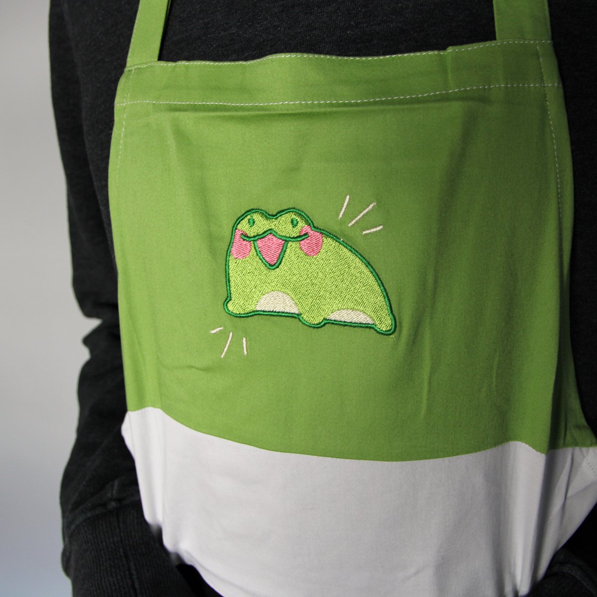 「Happy frog! Another color block apron re」|Crow 🌱 Promise Garden!のイラスト