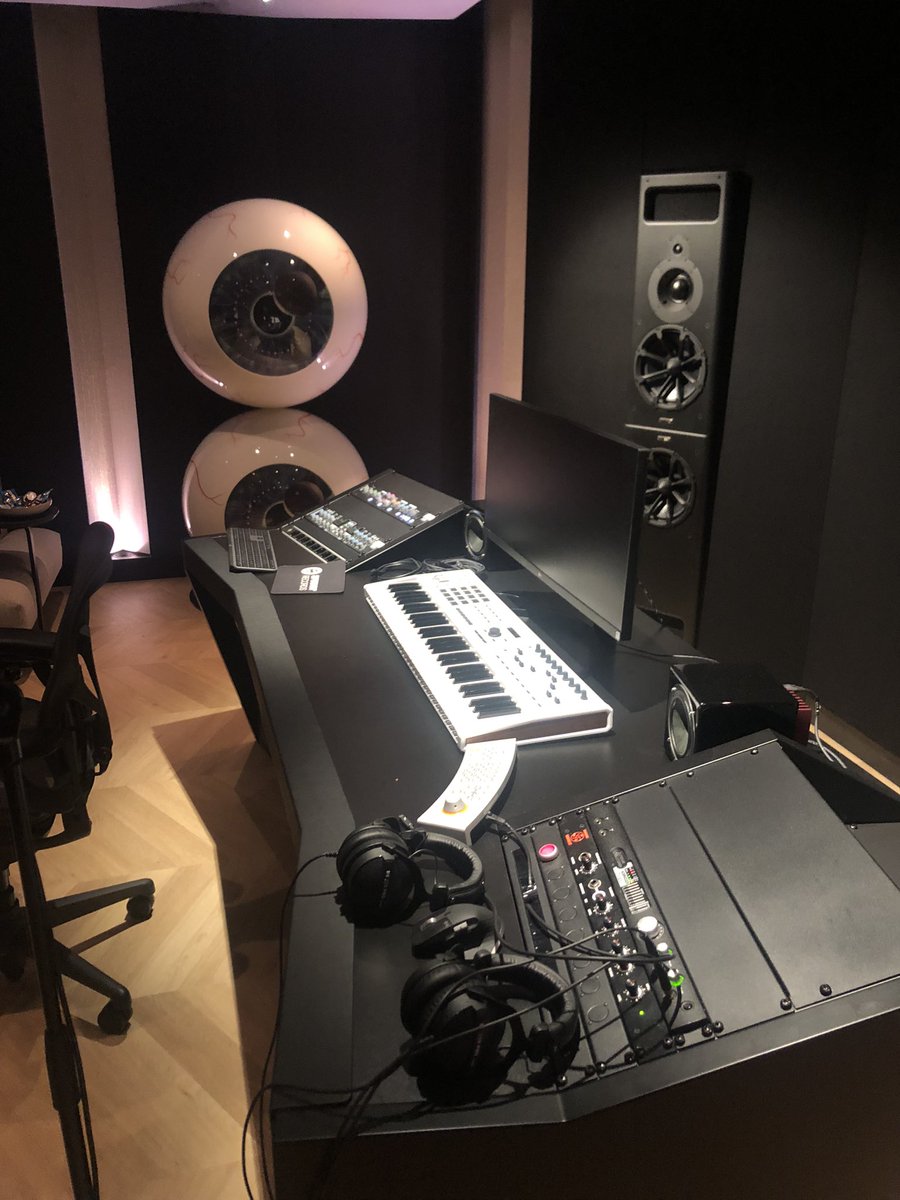Iceleak (@weareiceleak) on Twitter photo Studio goals <a href="/SpinninRecords/">Spinnin' Records</a> 👀
Thanks Ada Benelux for showing me around 🙌🏻
#weareiceleak #ade2023 #musicstudio Studio goals <a href="/SpinninRecords/">Spinnin' Records</a> 👀
Thanks Ada Benelux for showing me around 🙌🏻
#weareiceleak #ade2023 #musicstudio