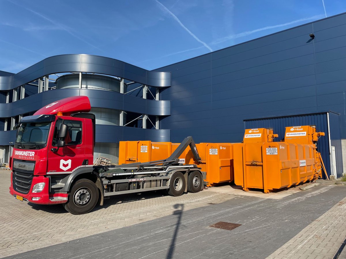 De dagindeling van een vrachtwagenchauffeur kan sterk verschillen, afhankelijk van het bedrijf waarvoor hij/zij werkt. Zorg dat je daarom van tevoren goed weet wat er van jou als chauffeur wordt verwacht als je gaat solliciteren. Lees dit verhaal!  buff.ly/43xZrkI