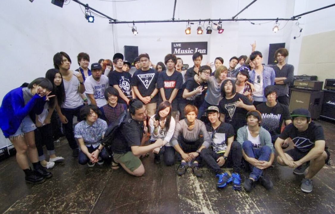akcGuitar's tweet photo. RNRに名古屋遠征でサポートしてもらったりスタジオライブ呼んでいただいたりが10年前
からの11/12ボイニチ来日(言いたいだけ)
またこうしてフックアップ頂けて個人的にもめちゃくちゃ嬉しく、ふと懐かしくなってしまいました…🥲 https://t.co/hOS9Qyz44W