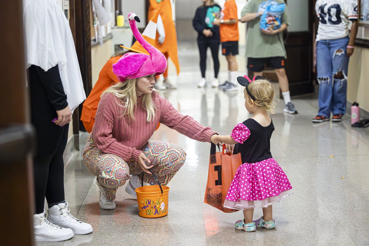Trick or Treat 👻 

What a fun time at <a href="/IlliniVBall/">Illinois Volleyball</a>’s Halloween event!

#Illini | #HTTO