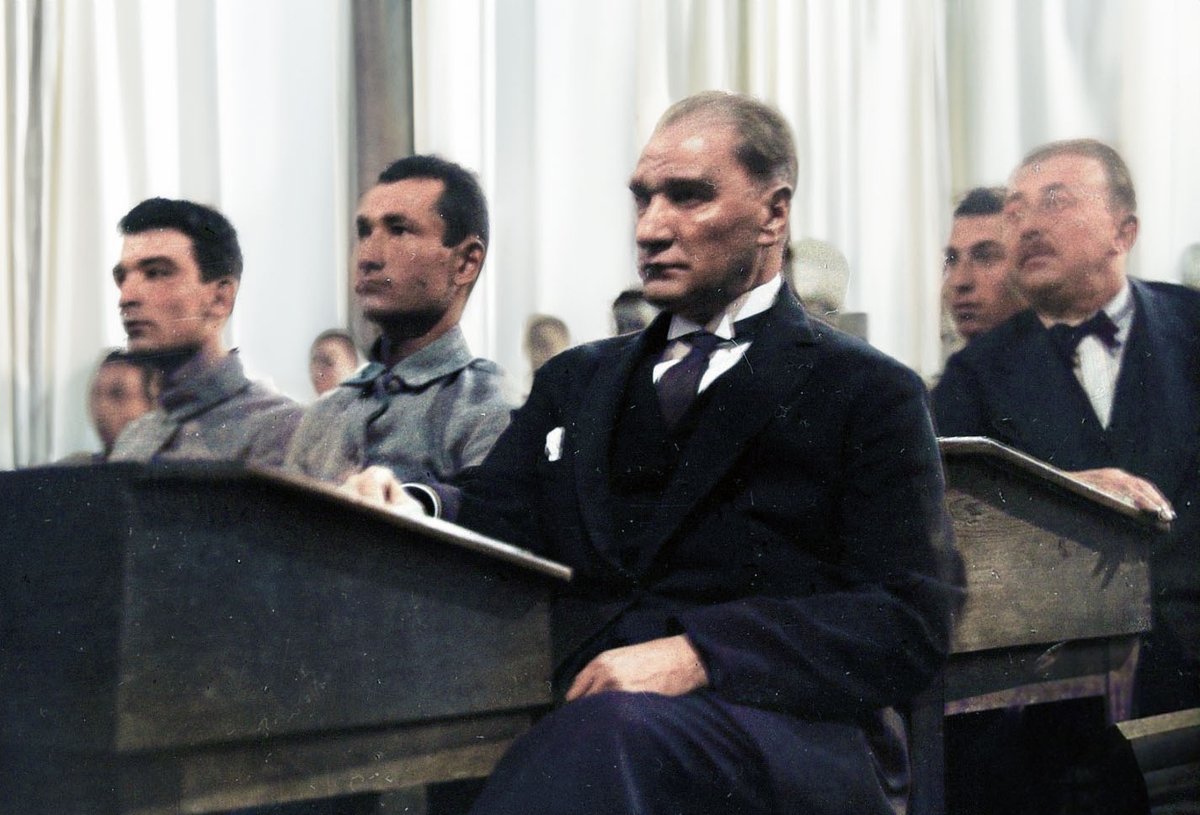 YETER Kİ UYAN

Tökezliyoruz. Kalelerimiz bir bir sarıldı. Fikirlerimiz bir bir eritiliyor. Sırtımız terzilerdeki iğnedenlik gibi hançer doldu. Nerede ne hata yapıldı, bu önemsiz. Cumhuriyet ve 100 senede yarattığı ayrıcalıklı insanlar ulaştıkları çağdaş hayat ile şımardıkça