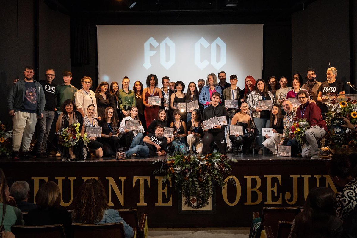 IES_Rodanas's tweet photo. Proyecciones, talleres, coloquios, amistades, risas, 
 y buenos ratos en @focofestival; además del premio al mejor corto de ficción para "Game Over". Gracias a la organización y a la familia de Esperanza que nos acogió en su casa. Nos habéis hecho muy felices. @ColectBrumaria. https://t.co/xT2Ez42Hax