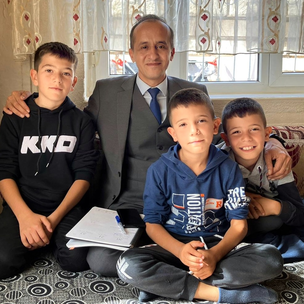 mueryigit's tweet photo. Benim minik paşalarım Kerim ve kardeşlerine ayrıca ailesine destek olmaya evlerine gittik.

Kerim artık daha çok kitap okuyacak, yeni kitapları bugün evine teslim edildi. Sağolsun öğretmenlerimiz akademik durumu ile ilgili çalışma yaptı

Hep birlikte evlatlarımıza destek olacağız https://t.co/B5tOu034LK