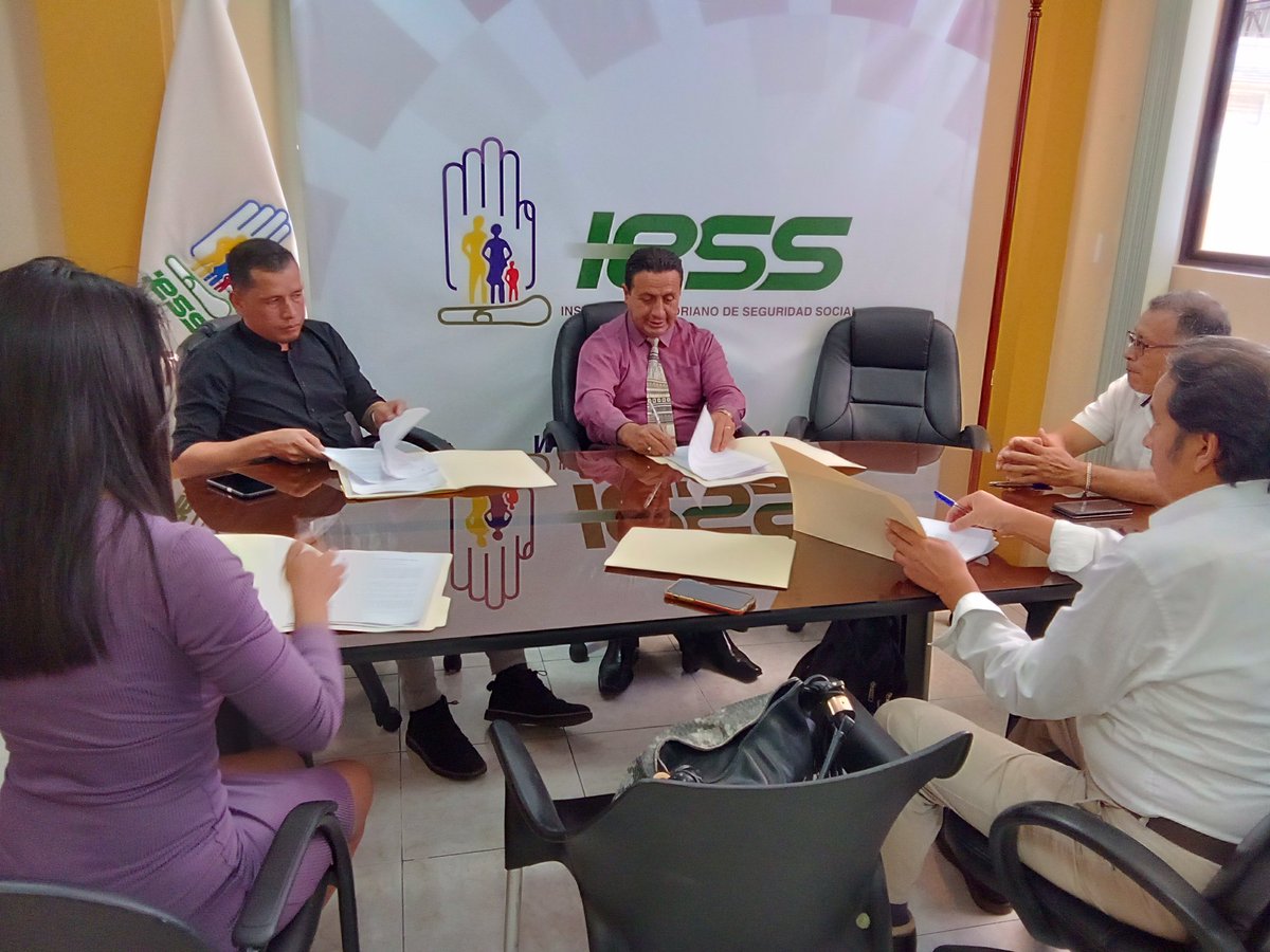 IESSNapo's tweet photo. #IESSatuServicio | Hoy Víctor Silva, director provincial, realizó la firma con gestores externos para la recuperación de cartera en Napo, gracias a esto se proyecta la recuperación de 3 millones de dólares en cartera vencida de la provincia. https://t.co/28Z1jyplqD