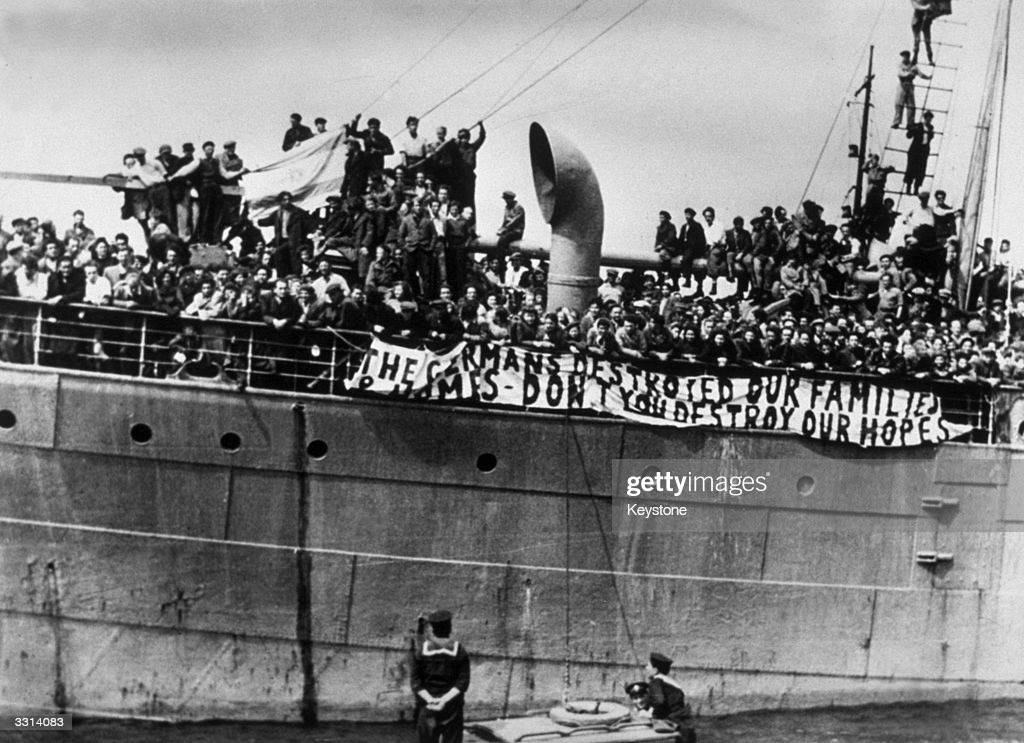 بين الماضي والحاضر...

في الأربعينات جاء آلاف اليهود إلى ميناء حيفا الفلسطيني، يناشدون أصحاب الأرض استقبالهم، رافعين لافتة مكتوب عليها (لقد دمر الألمان بيوتنا وعائلاتنا، فلا تدمروا آمالنا)

استقبلهم الفلسطينيون بحفاوة، ولكن الآن صاروا يذبحون أصحاب الأرض ويطردوهم لدول الجوار..!