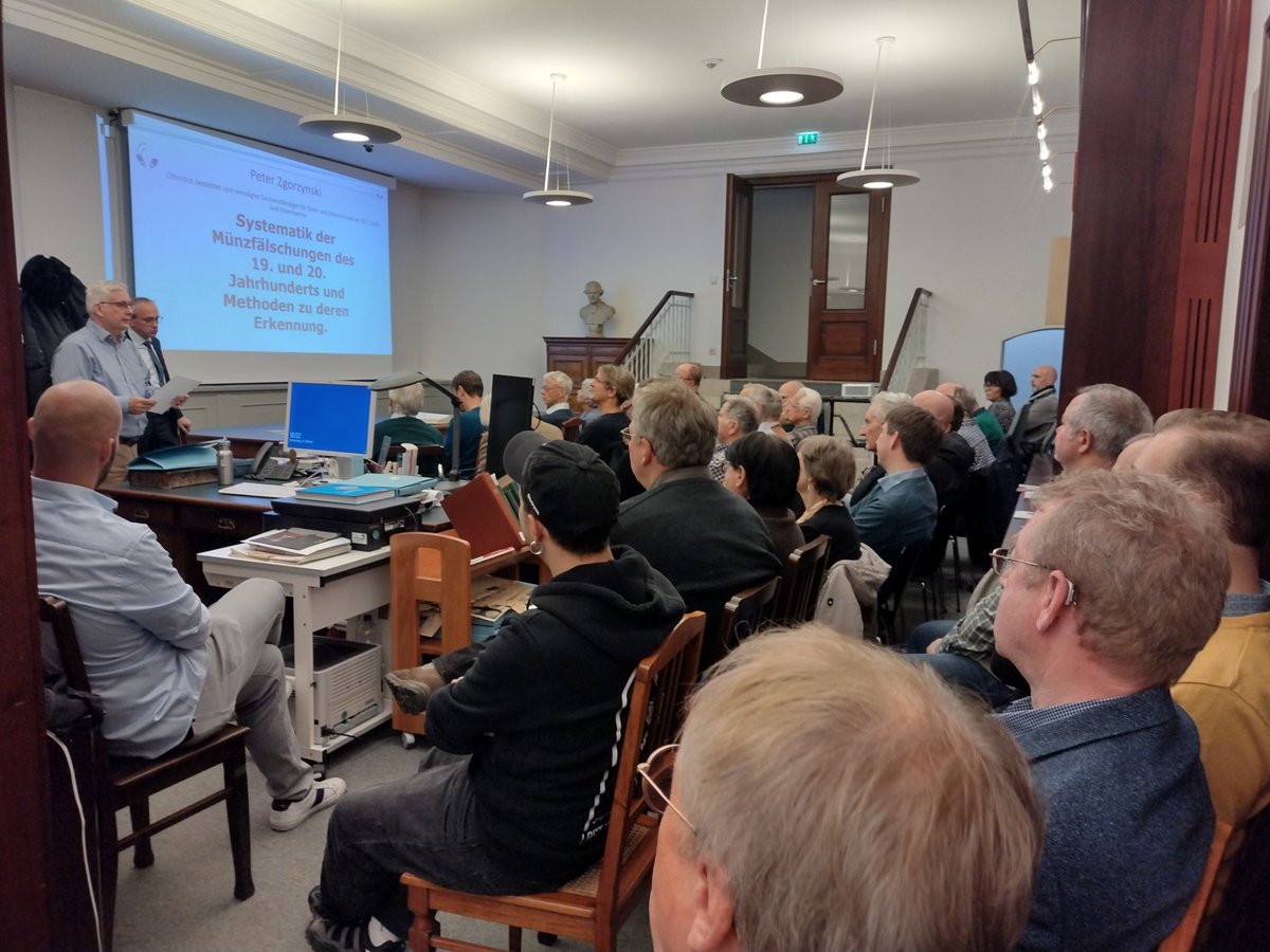 JohEberhardt's tweet image. In diesen Minuten spricht Peter Zgorzynski (@Stadt_FFM) im #Münzkabinett_Berlin, #BodeMuseum, #Museumsinsel #Berlin @kulturSPK über die Systematik der #Münzfälschungen des 19. und 20. Jahrhunderts und Methoden zu deren Erkennung.

#fake #coin #numismatics

numismatische-gesellschaft-berlin.de/event.php?even…