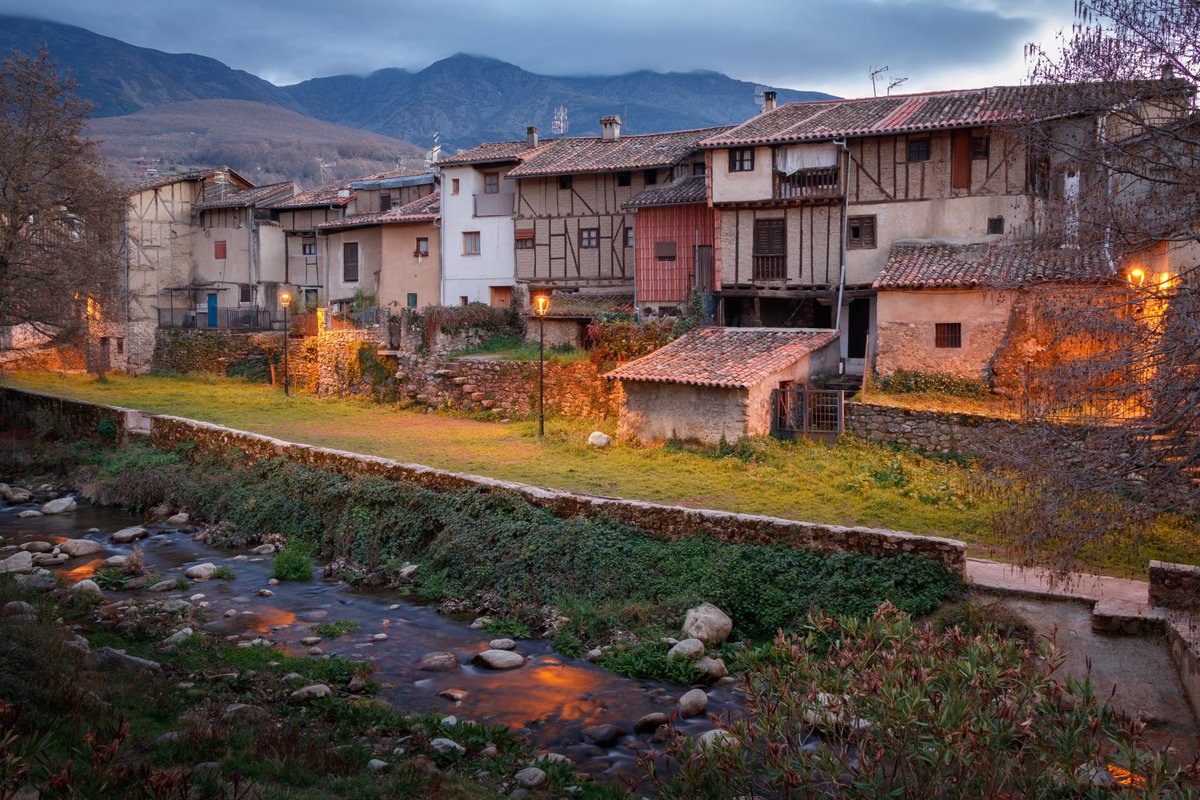Ahora que entra el fresquito siempre apetece visitar pueblecitos de montaña. Si estás por Cáceres, os recomendamos Hervás, uno de los pueblos más bonitos de Extremadura y con una de las juderías mejor conservadas de toda España. 
¿Lo conocías?