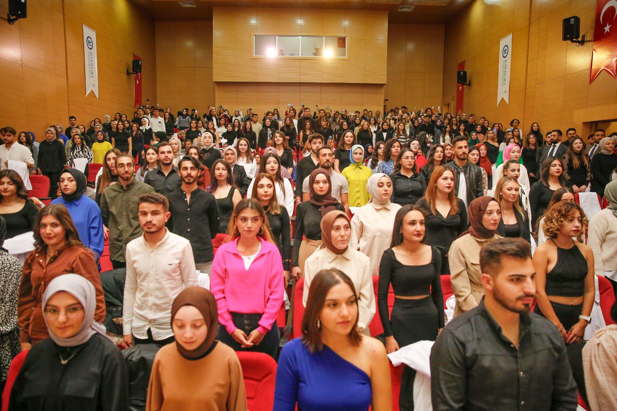 MutluTurkmen's tweet photo. Akademi geleneğinde yemin etmek ve önlük giymek; tarihsel mirasın, meslek etiğinin ve insanlığa hizmet şuurunun sembolüdür. Sağlık Bilimleri Fakültesi Beslenme ve Diyetetik Bölümü öğrencilerimizin ettikleri yeminde güveni, giydikleri beyaz önlükte pirüpak adanmışlığı hissettik.🥼 https://t.co/R2rvPmlhmV