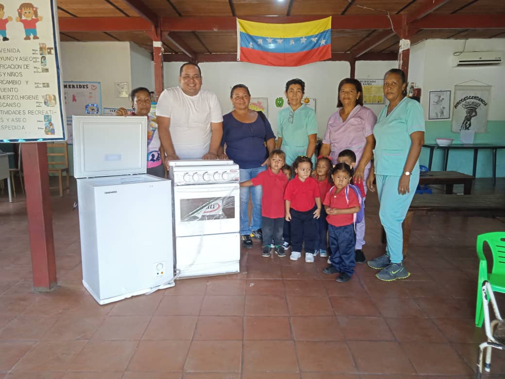 Senifa_Anzoa's tweet photo. Entrega por parte de la Alcaldía del Municipio Simón Bolivar del estado Anzoátegui cocina y frizzer para fomentar el trabajo en los SENIFA del municipio, gracias Alcaldesa Sugey Herrera, #laeducaciónNoconvencionalNosedetiene https://t.co/gBS1YM24qU