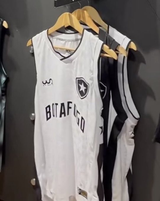 viniciusasbfr's tweet photo. Nova loja do Botafogo inaugurada no Barra Shopping. Venda da linha oficial e casual do futebol. Também tem as lindas camisas do Basquete! A próxima será em General Severiano! 👏🔥🔥👏
#BotafogoStore https://t.co/Rg1ruD9hD7