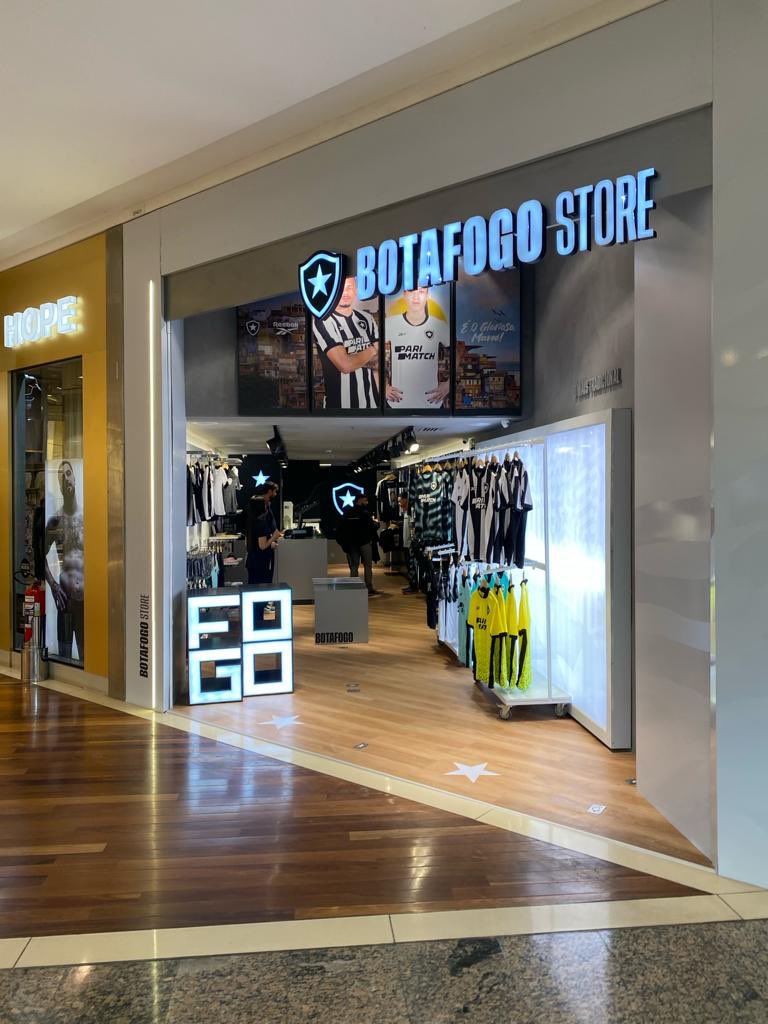 viniciusasbfr's tweet photo. Nova loja do Botafogo inaugurada no Barra Shopping. Venda da linha oficial e casual do futebol. Também tem as lindas camisas do Basquete! A próxima será em General Severiano! 👏🔥🔥👏
#BotafogoStore https://t.co/Rg1ruD9hD7