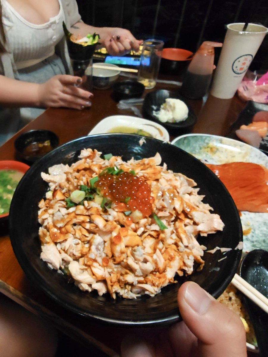 這個超好吃的😋
#鮭魚滷肉飯 #三味食堂 https://t.co/yXMNZQay9y