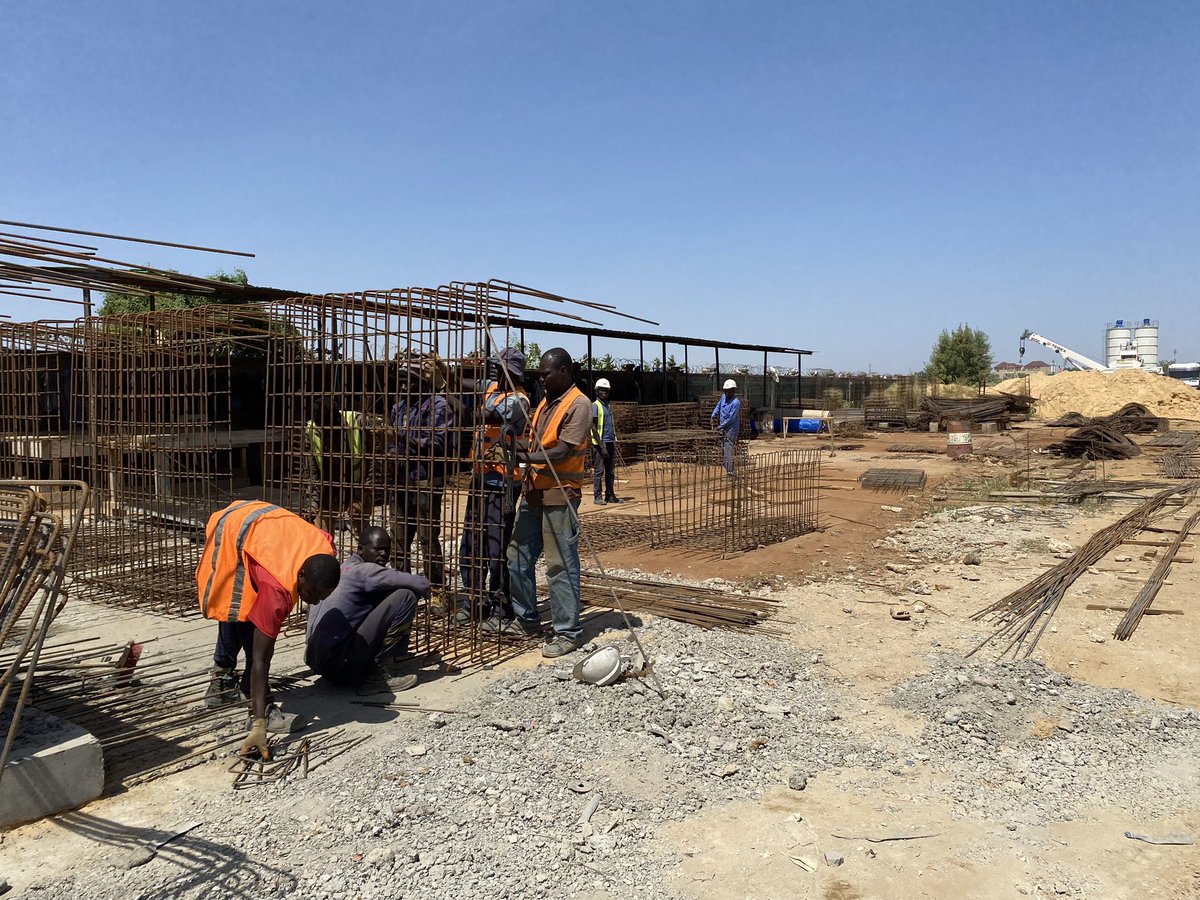 B_Leclerc_AFD's tweet photo. Les travaux de réhabilitation du canal des Jardiniers à N’Djamena avancent bien. Objectifs : quartiers assainis, aménagement de parcelles agricoles, terrains de sport. Implication des riverains essentielle, sous le pilotage de la Mairie. @AFD_France https://t.co/iuNwcnfTpk