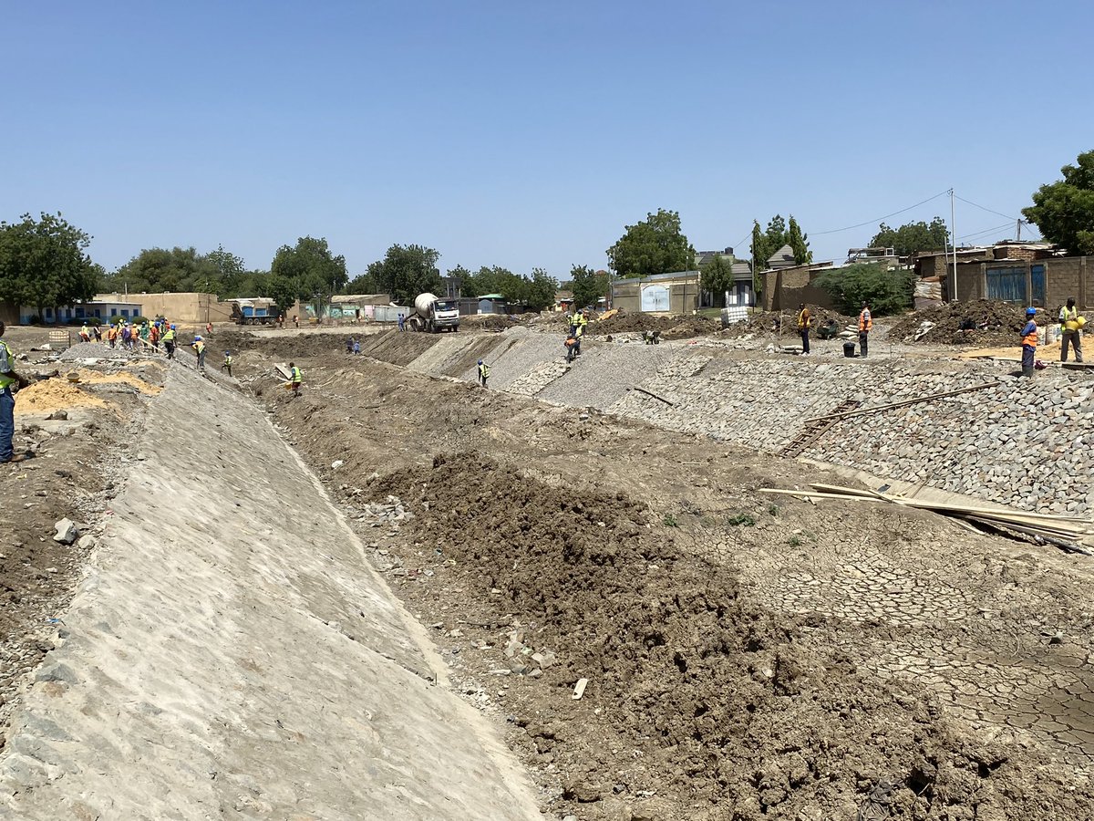 B_Leclerc_AFD's tweet photo. Les travaux de réhabilitation du canal des Jardiniers à N’Djamena avancent bien. Objectifs : quartiers assainis, aménagement de parcelles agricoles, terrains de sport. Implication des riverains essentielle, sous le pilotage de la Mairie. @AFD_France https://t.co/iuNwcnfTpk