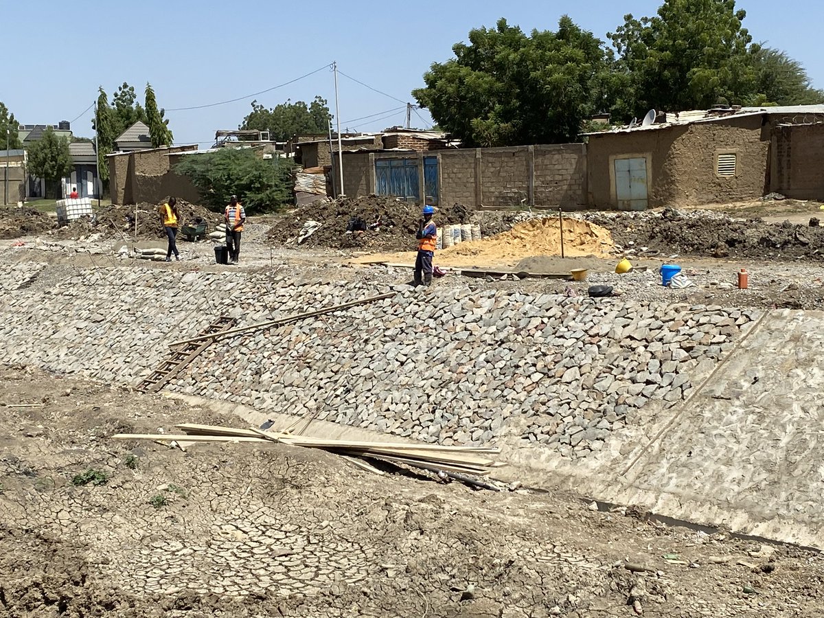 B_Leclerc_AFD's tweet photo. Les travaux de réhabilitation du canal des Jardiniers à N’Djamena avancent bien. Objectifs : quartiers assainis, aménagement de parcelles agricoles, terrains de sport. Implication des riverains essentielle, sous le pilotage de la Mairie. @AFD_France https://t.co/iuNwcnfTpk