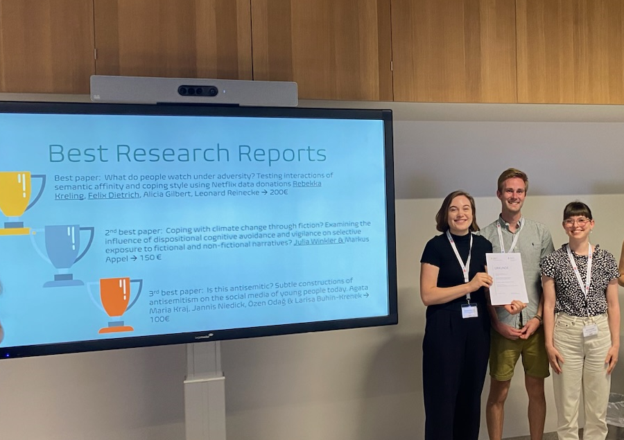 Institut für Publizistik (@ifp_mainz) on Twitter photo Ein Grund zu feiern 🎉 Bei der Konferenz der
<a href="/DGPs_MediaPsych/">Media Psychology</a> der DGP wurden @rjkreling, <a href="/Felix_Dietrich/">Felix Dietrich (@felix@fediscience.org)</a>, @aliciaxgilbert und <a href="/LeonardReinecke/">Leonard Reinecke</a> mit dem 1. Preis als "Best Research Report" ausgezeichnet! Das IfP gratuliert und freut sich mit 🥳 ifp.uni-mainz.de/2023/10/19/bes… Ein Grund zu feiern 🎉 Bei der Konferenz der
<a href="/DGPs_MediaPsych/">Media Psychology</a> der DGP wurden @rjkreling, <a href="/Felix_Dietrich/">Felix Dietrich (@felix@fediscience.org)</a>, @aliciaxgilbert und <a href="/LeonardReinecke/">Leonard Reinecke</a> mit dem 1. Preis als "Best Research Report" ausgezeichnet! Das IfP gratuliert und freut sich mit 🥳 ifp.uni-mainz.de/2023/10/19/bes…