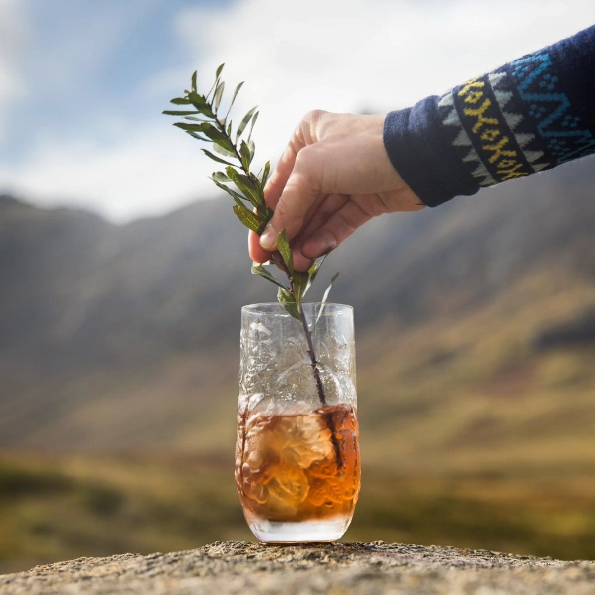 LBDspirits's tweet photo. The #MountainNegroni
A negroni, but made in the mountains.
Equal parts #projectNEGRONIDEFINITIVO
Otto's Athens Vermouth
Amaro Nonino
Stirred over ice
#LBDGIN https://t.co/OekcgraCgx