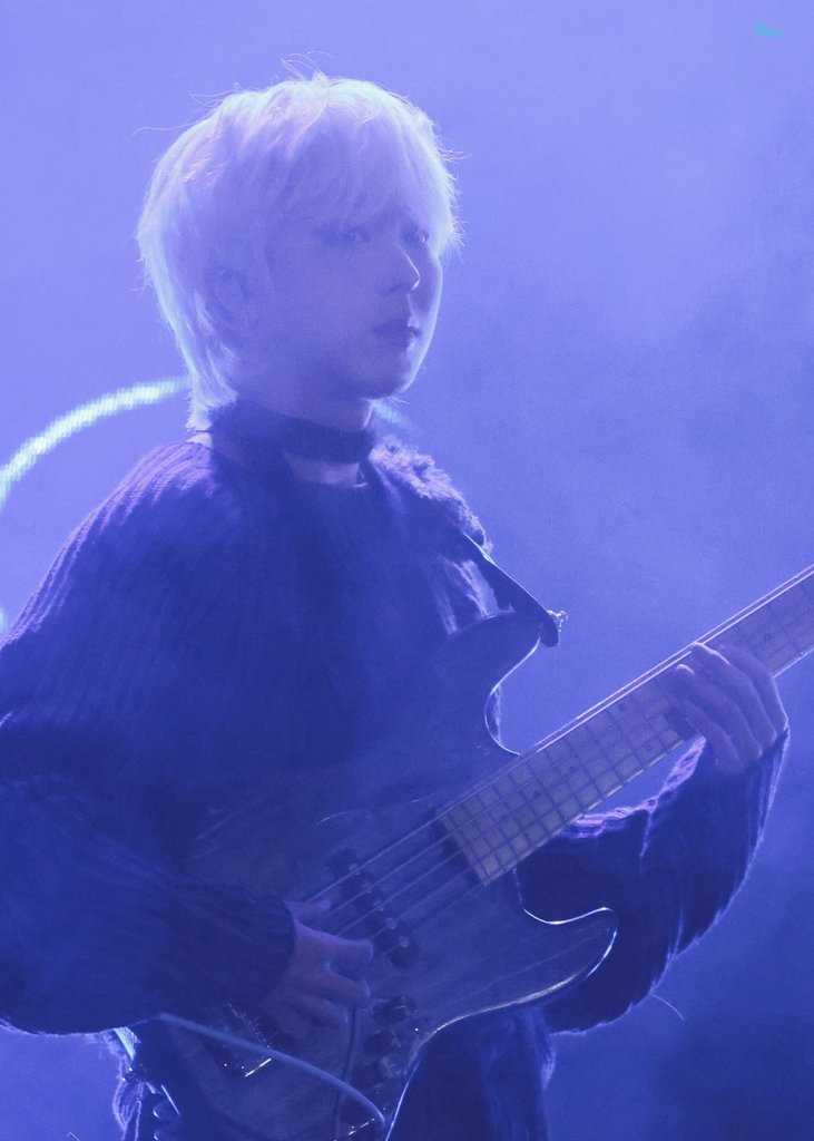 기욱시💙
너의 파란빛에 물들어
나의 흑백도 알록달록 해지길💙