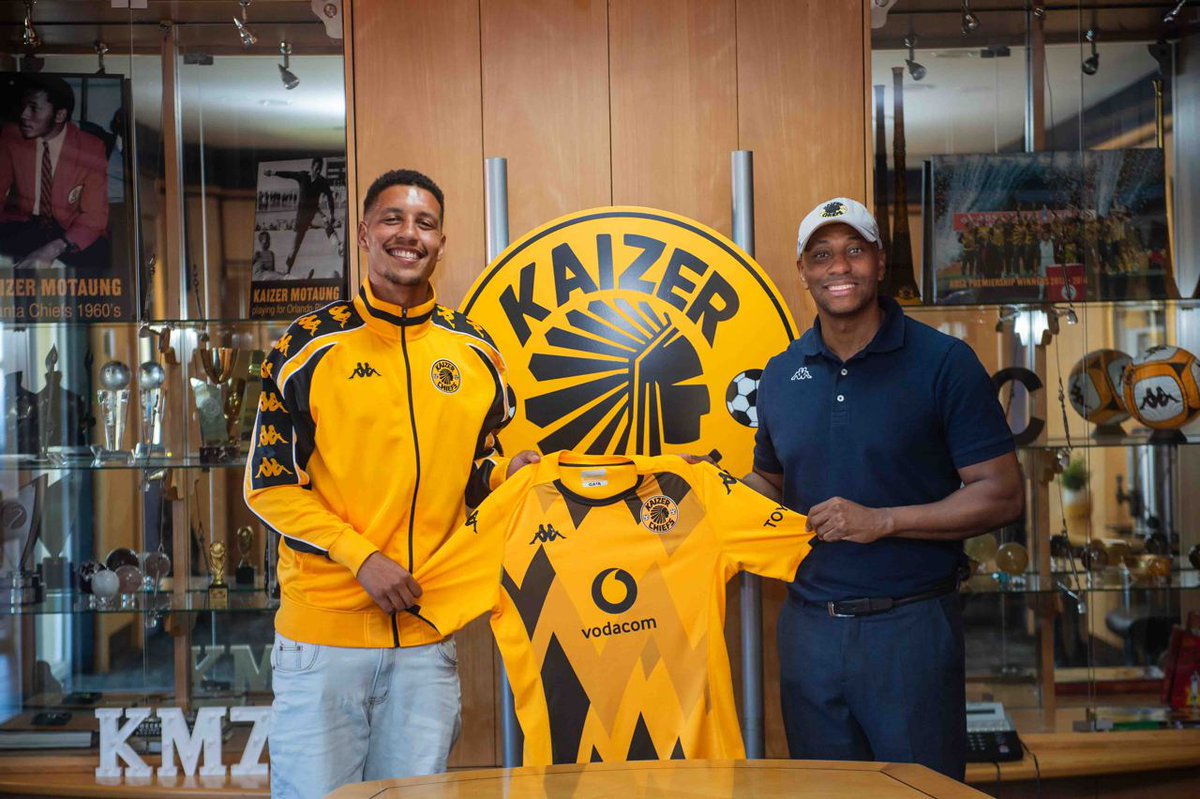 𝗗𝗘𝗔𝗟 𝗗𝗢𝗡𝗘✍️

Luke Fleurs has joined Kaizer Chiefs on a 2-year deal with an option for a further year.

#UNPLAYABLE