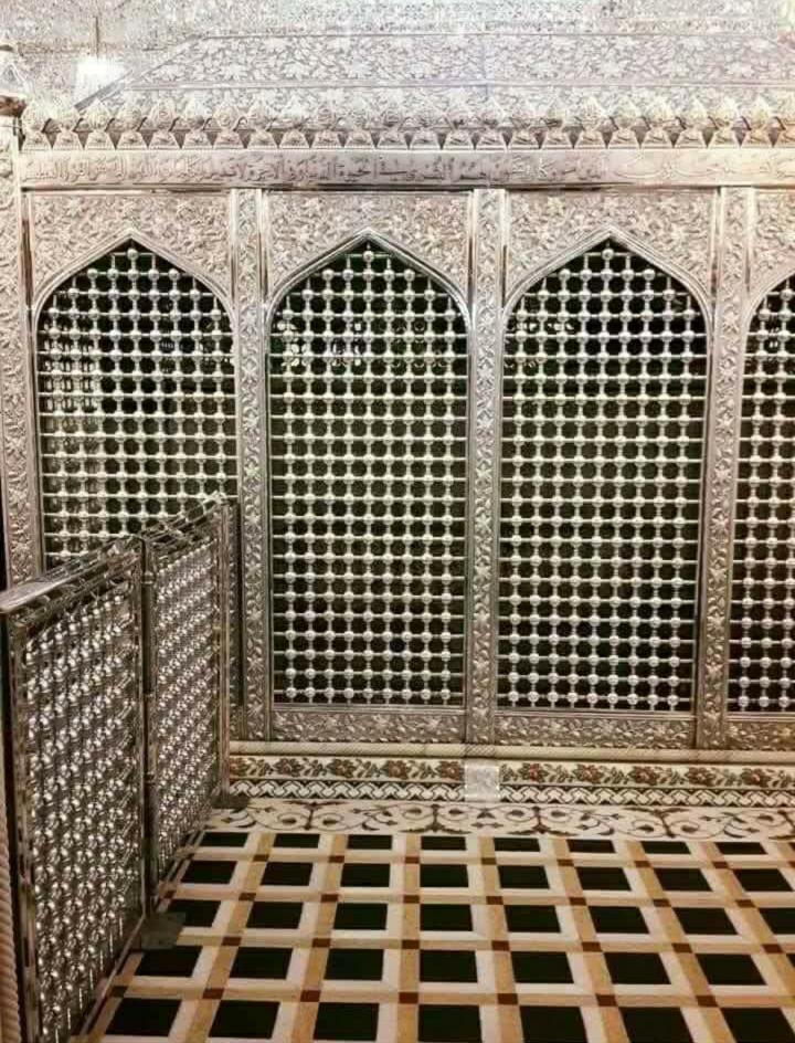 #ShaykAbdulQadirTheTruthful
آپؒ فرمایا کرتے تھے:

’’ جب میری طرف سے کوئی قول معلوم ہوتواس کو اللہ عزوجل کی طرف سے سمجھ کر قبول کرو کیونکہ وہی ہے جس نے مجھ سے کہلوایا ہے‘‘- [12]

’’قدمى هذه على رقبة كل ولى الله‘‘[13]

’’میرایہ قدم اللہ عزوجل کے ہر ولی کی گردن پہ ہے ‘‘-