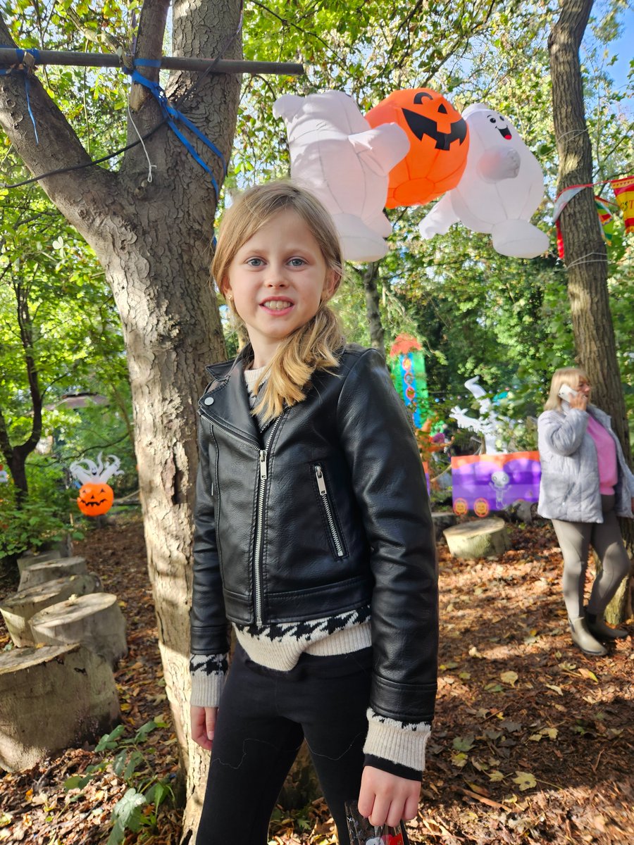 GilhamGremo's tweet photo. Hanging with this little guy today ๐๐
@quexpark
#PumpkinsAndProsecco #HalloweenTrail #PumpkinPicking #SweetTrail #HalloweenReady https://t.co/TOvwOXG28L