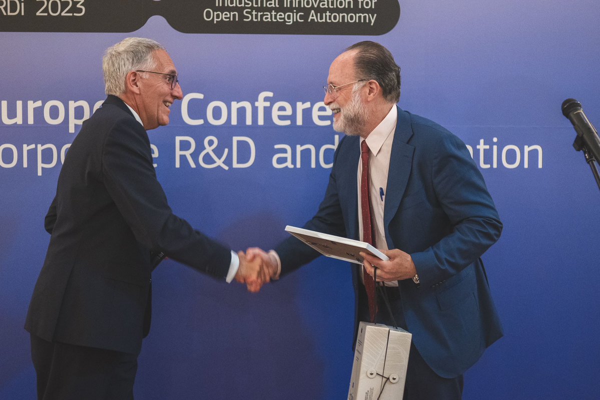 landabaso1's tweet photo. Congratulations to @GlennMagerman and @albepal for the Best Paper Award 2023 of the 🇪🇺 Conference on Corporate R&amp;D and Innovation #CONCORDi

Also to @ricardo_hausman for receiving the first ever Fair and Sustainable Economy Award 💫
#Science4Policy https://t.co/3NG7wBZt1U