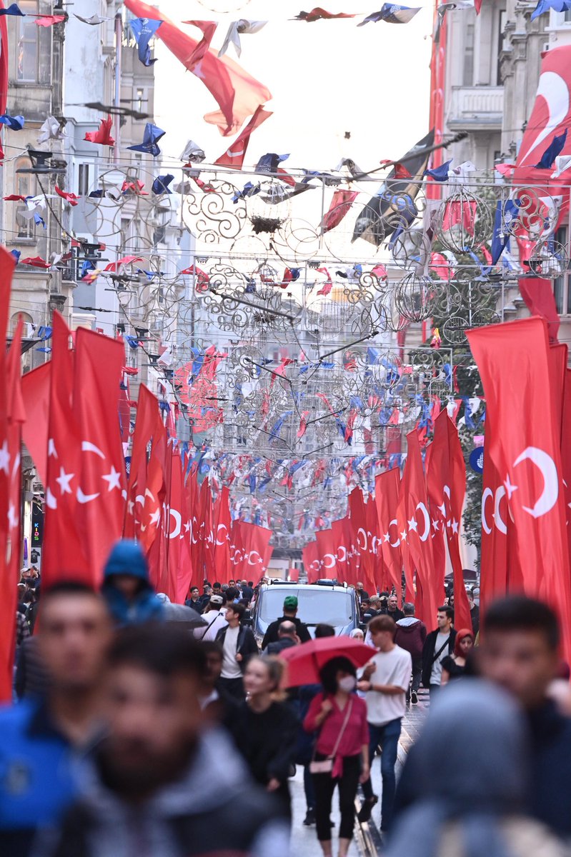 İstiklal Caddesi düğün yeri gibi…

Yer gök bayrağımızla süslendi.

Teşekkürler #Beyoğlu…