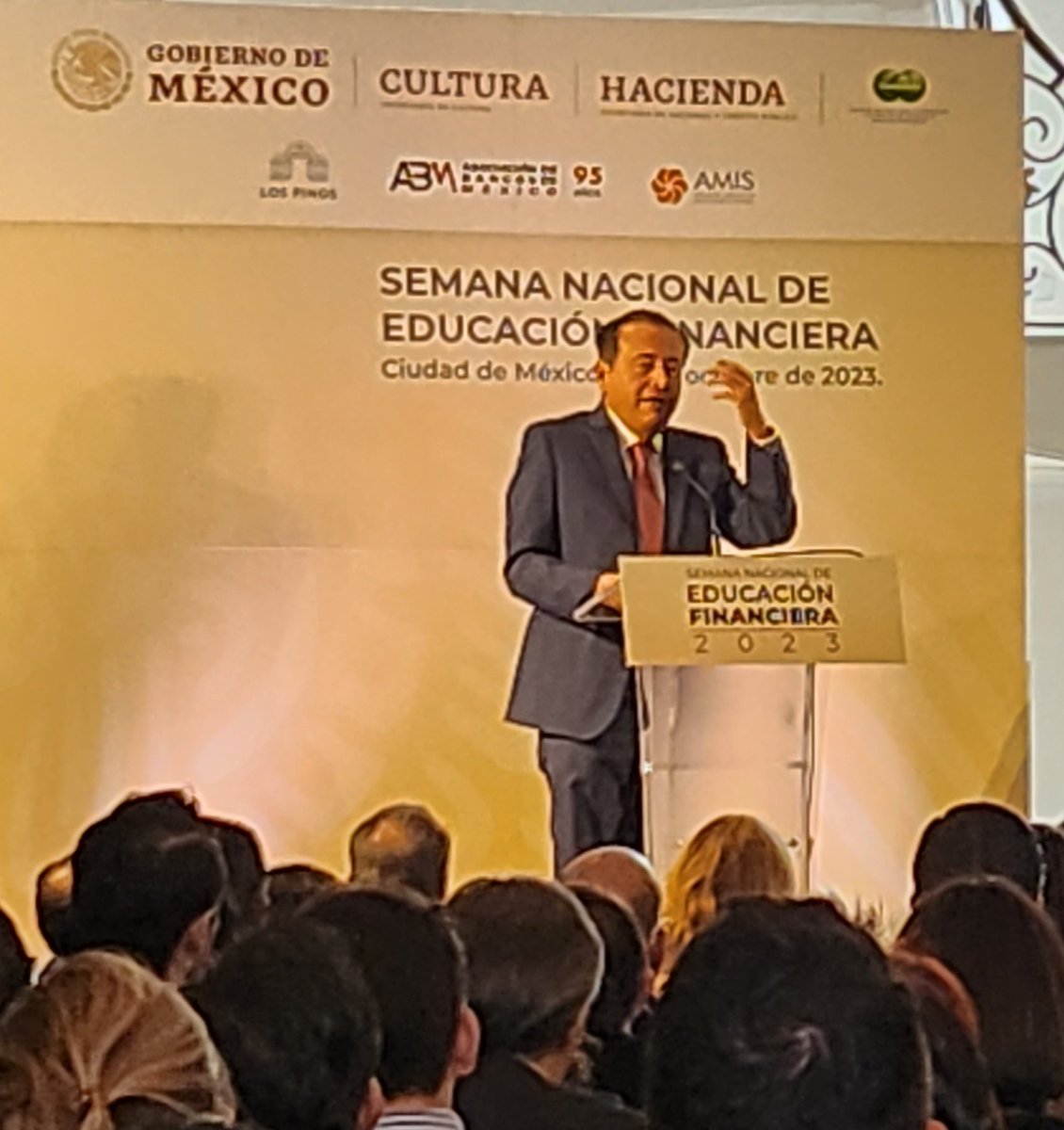 "El dinero es un medio que no tiene ideología, no tiene color, pero trata muy mal a quienes no lo gestionamos adecuada y correctamente": <a href="/oscarrosado61/">Oscar Rosado Jiménez</a> presidente de la <a href="/CondusefMX/">CONDUSEF</a> 
#SNEF2023