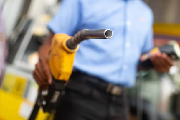 Metropoles's tweet photo. ⛽️ Estados anunciam aumento de alíquotas do ICMS sobre combustíveis.

O ICMS da gasolina subirá R$ 0,15, para R$ 1,37 por litro. No caso do diesel, a alta será de R$ 0,12, para R$ 1,06 o litro.

Leia: https://t.co/ARWx5uNjbC https://t.co/mQo8Jnmq2H