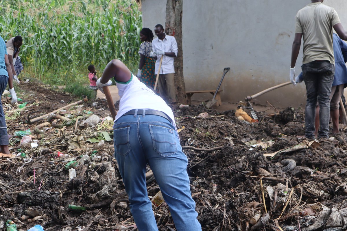 pad_africa's tweet photo. in Action! We joined RRLON in Rwamwanja for a vital WASH initiative. Together, we're improving access to clean water, sanitation, and hygiene. Thanks to our volunteers and partners for creating change! @relonuganda @WeAreCohere_Org #CleanEnvironmentForAll #RwamwanjaWASH https://t.co/qecbGnAuTu