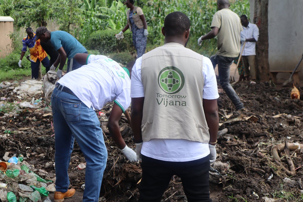 pad_africa's tweet photo. in Action! We joined RRLON in Rwamwanja for a vital WASH initiative. Together, we're improving access to clean water, sanitation, and hygiene. Thanks to our volunteers and partners for creating change! @relonuganda @WeAreCohere_Org #CleanEnvironmentForAll #RwamwanjaWASH https://t.co/qecbGnAuTu