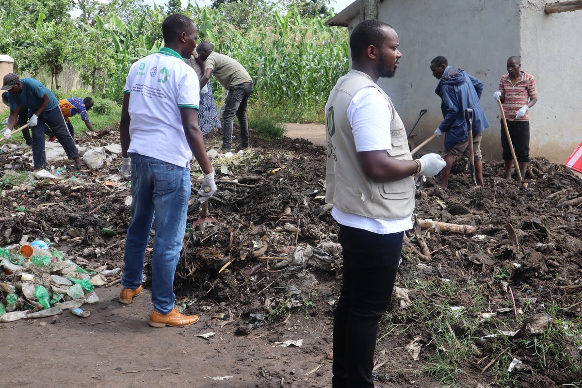 pad_africa's tweet photo. in Action! We joined RRLON in Rwamwanja for a vital WASH initiative. Together, we're improving access to clean water, sanitation, and hygiene. Thanks to our volunteers and partners for creating change! @relonuganda @WeAreCohere_Org #CleanEnvironmentForAll #RwamwanjaWASH https://t.co/qecbGnAuTu