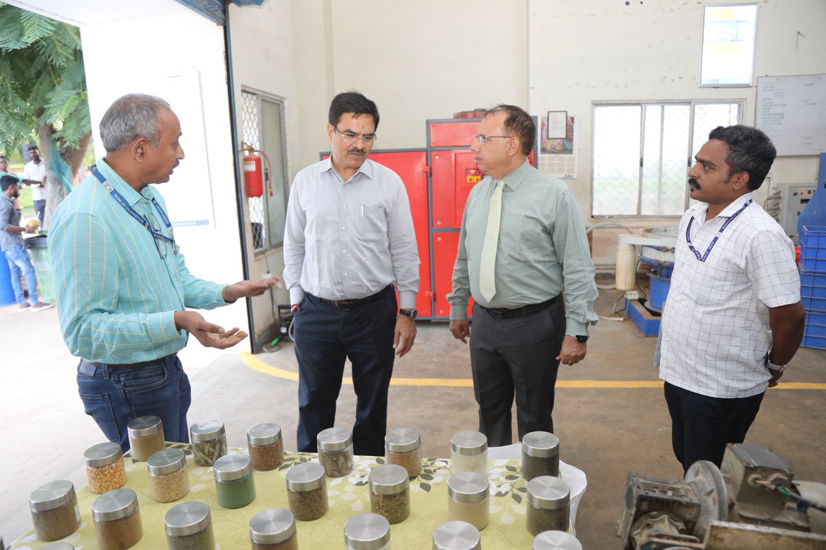 FisheriesGoI's tweet photo. Shri Sanjeev Kumar, AS&FA, MoFAHD & MoAg&FW visited the Feed Mill, Crab Hatchery, #PMMSY Project Site: New Age Shrimp Farming, Seabass, and Finfish Hatchery at Muttukadu Experimental Station of ICAR CIBA, Chennai, Tamil Nadu. #ICARCIBA #Aquaculture #GFCIndia2023 https://t.co/nViRMTzMQ1