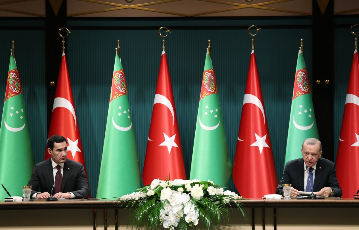 Türkmenistan Devlet Başkanı, aziz kardeşim Serdar Berdimuhammedov ve heyetini Ankara’da misafir etmekten memnuniyet duydum. Ortak tarih, dil, din ve kültüre dayanan münasebetlerimiz karşılıklı saygı, iş birliği ve ortak çıkarlar temelinde her geçen gün güçlenerek gelişiyor. 🇹🇷🇹🇲…