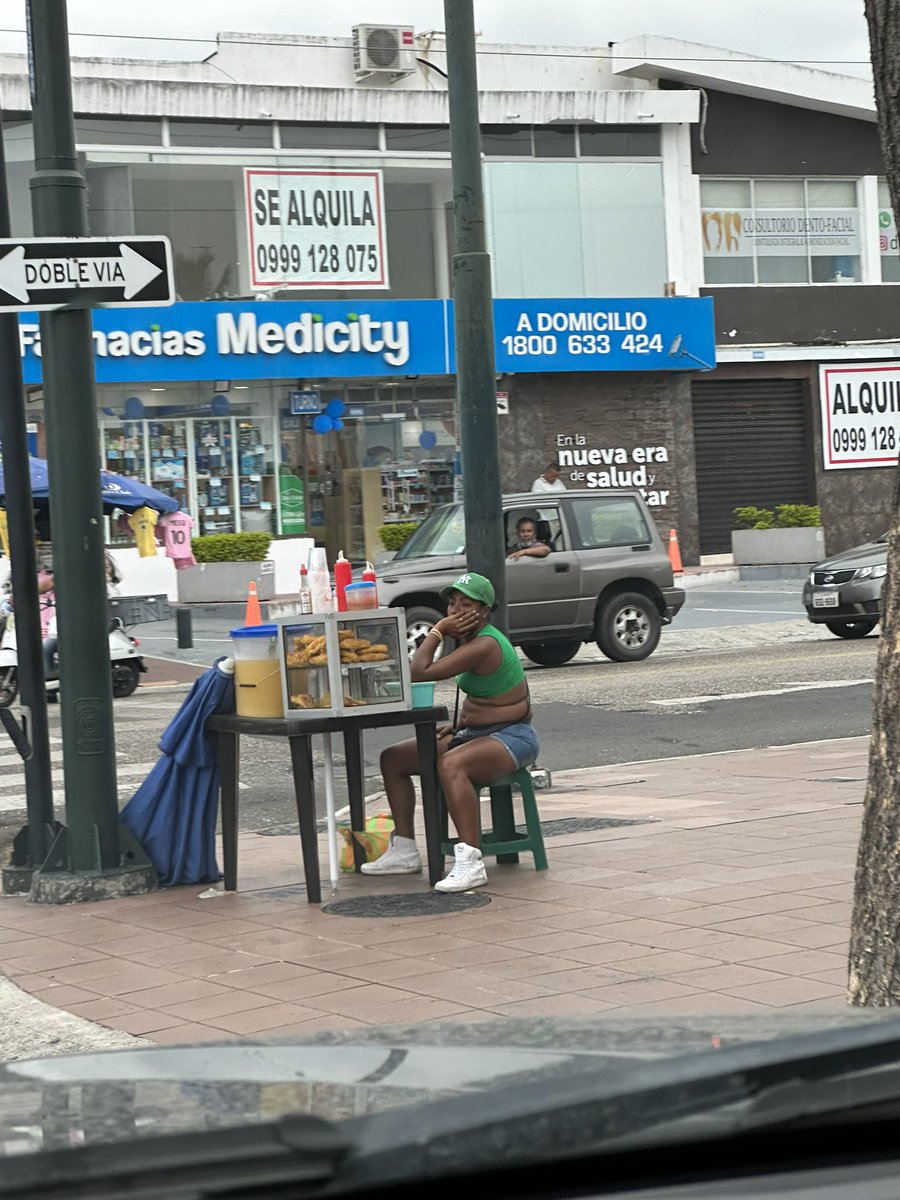 CuerdoGato's tweet photo. 1/2 @aquilesalvarez @aquilesalvarez_ @GyeTurismo @alcaldiagye @GyeResponde No está mal que con la falta de empleo que existe en el país, la gente quiera ganarse honestamente la vida pero ayer que circulaba por @UrdesaGye me asombró la cantidad de puestos informales que se ubican https://t.co/90dxSGCw9n