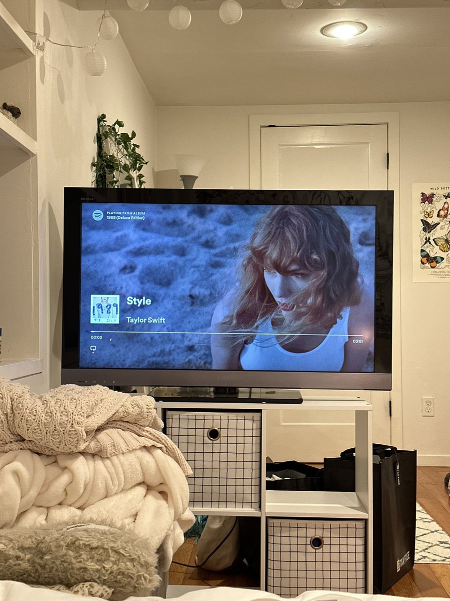 julie_swiftiee's tweet image. #InMy1989TaylorsVersionEra 🩵🫶🏻
can’t wait to listen tonight! i’m doing a listening party with some friends and it’s gonna be so fun to enter the wonderland that is the 1989 album all over again!! @taylornation13 @taylorswift13