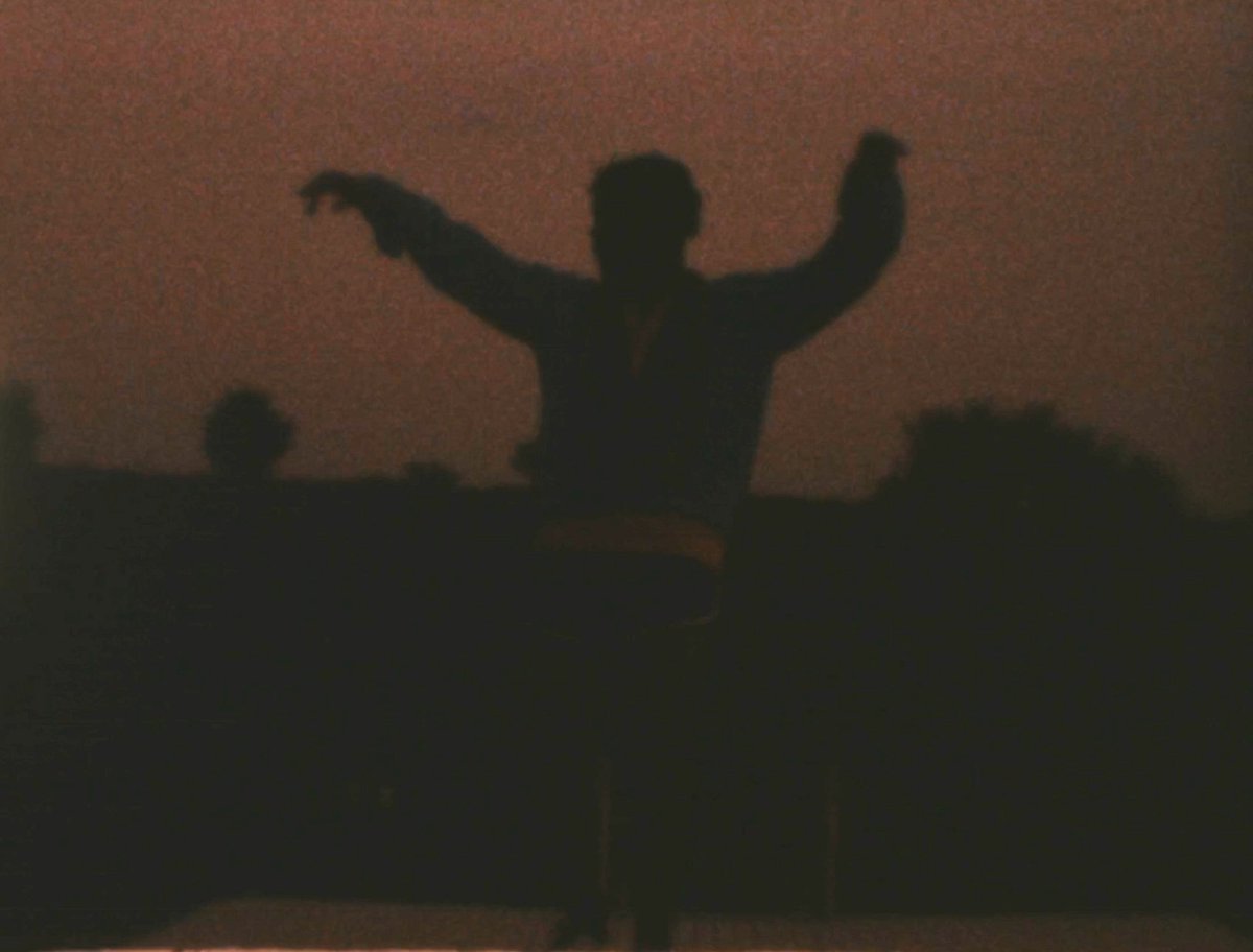 DDataArchive's tweet image. ‘Daze/Over’ music video for @dreamerisioma 

Expirimented with taking some super 8 film underwater 🎞️🌙