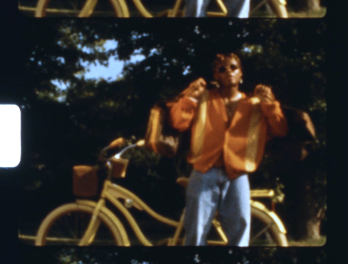 DDataArchive's tweet image. ‘Daze/Over’ music video for @dreamerisioma 

Expirimented with taking some super 8 film underwater 🎞️🌙