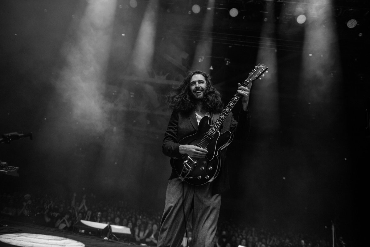 Hozier's tweet photo. Seattle! That was such an amazing welcome back, thank you for giving this lad such a lift. Being in the North West always feels a little like home.

📸 @ruthlessimagery https://t.co/gCF7VJoFg4
