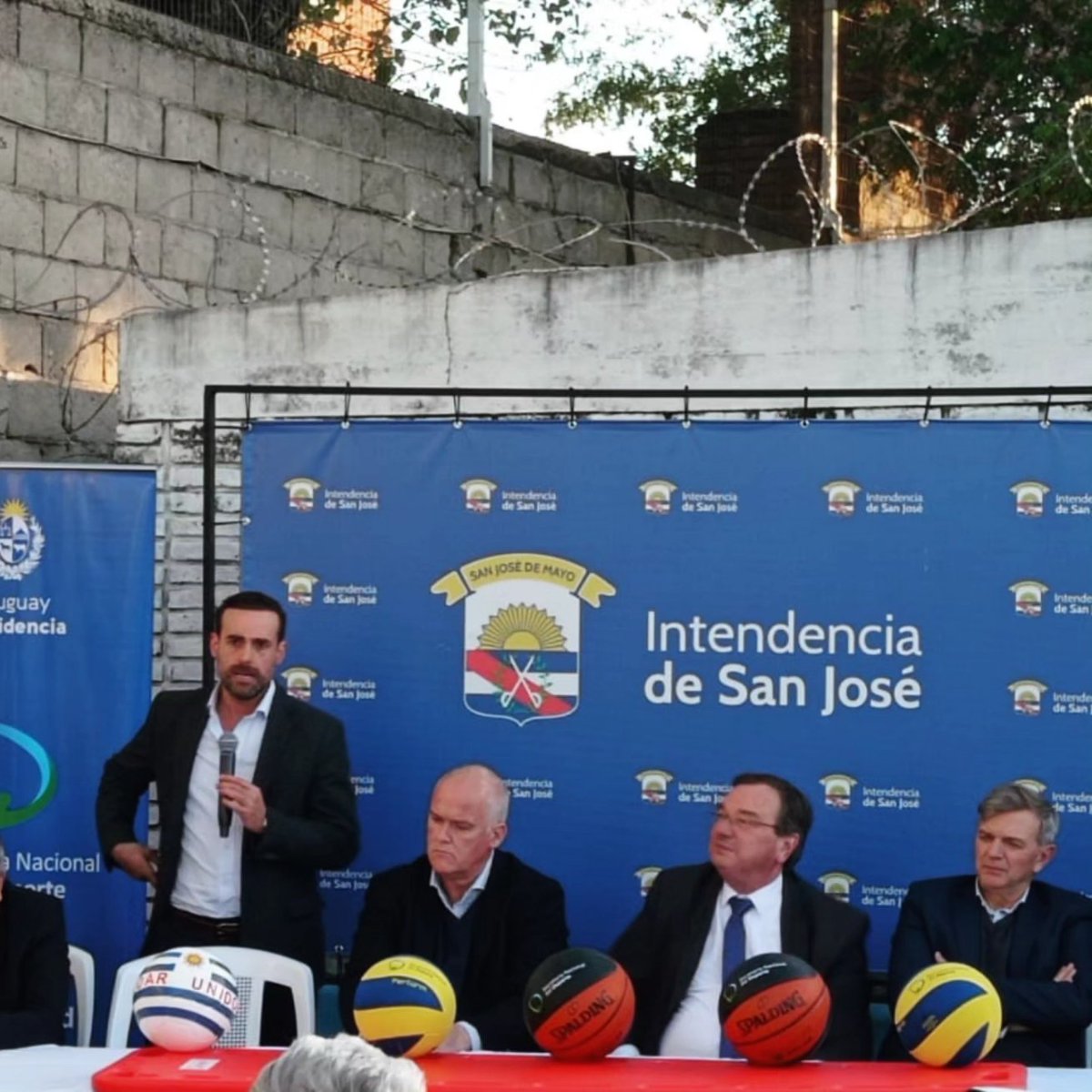 Concurrimos en representación de Ana, nuestra Intendenta a la firma de los convenios para techar y climatizar la piscina de Libertad ❤️👍