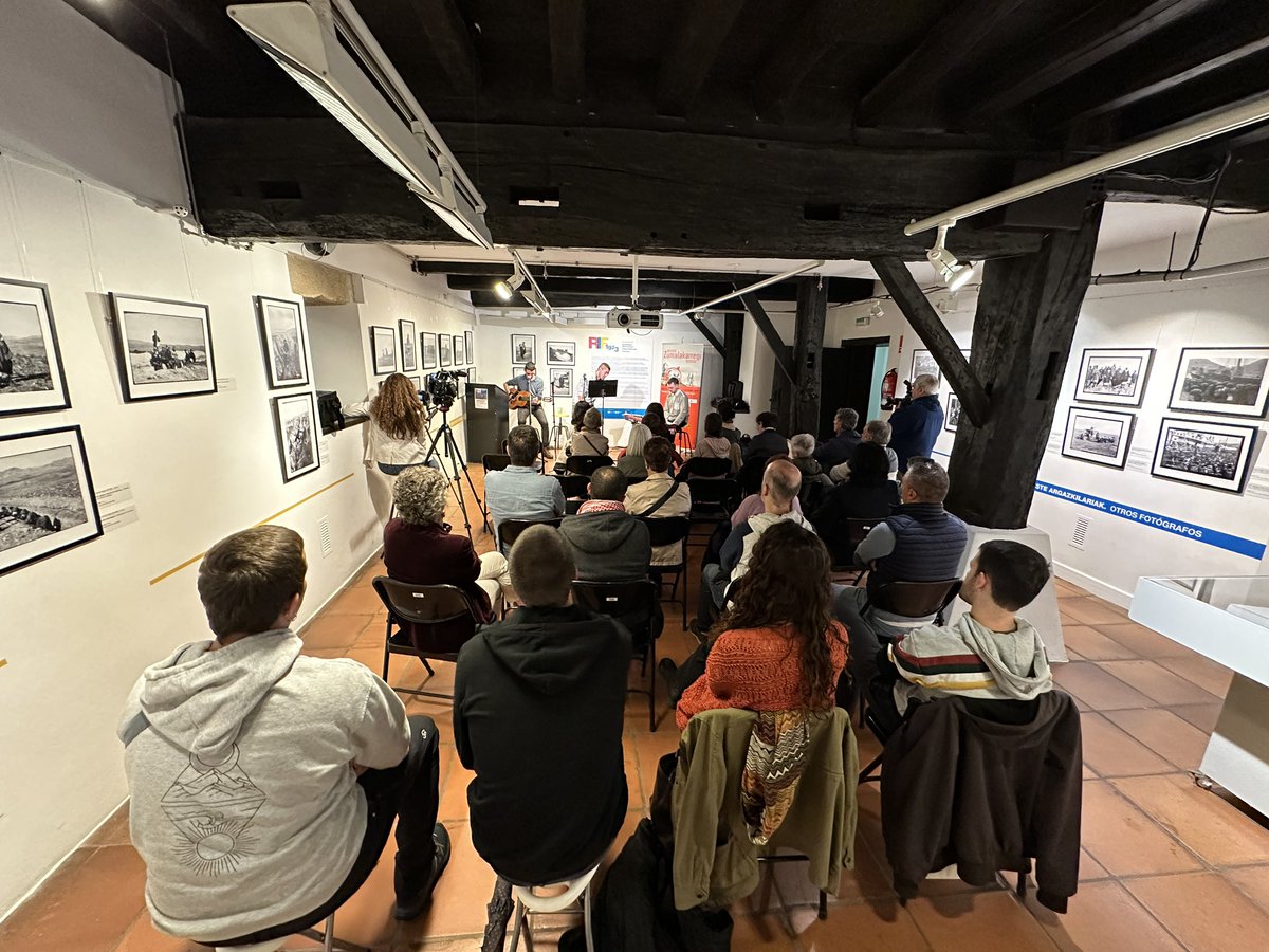 GotzonAr's tweet photo. Paul Beitia, Aitor Bizkarra eta Gari Ortiz Ormaiztegiko Zumalakarregi Museoan Eustaquio Berriotxoaren Afrikako gerrari buruzko argazki erakusketan #Berriotxoa #Beitia #Bizkarra #Ortiz #Zumalakarregi https://t.co/dDuqx2OndX
