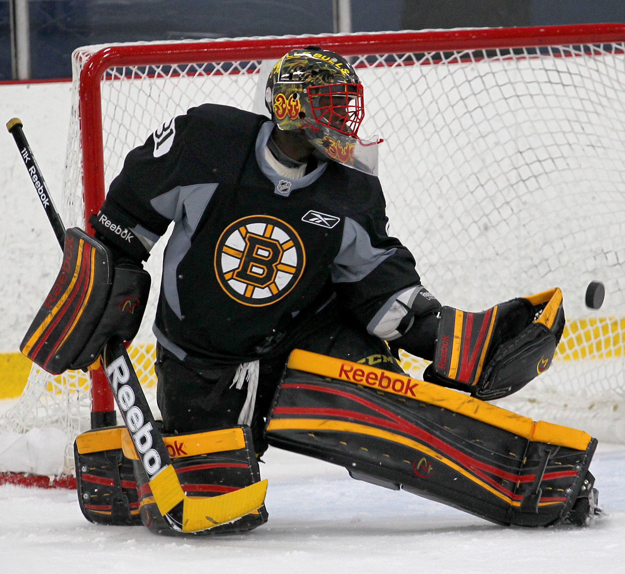 Goalie Gear Nerd on X: Close-up look at the mask made to