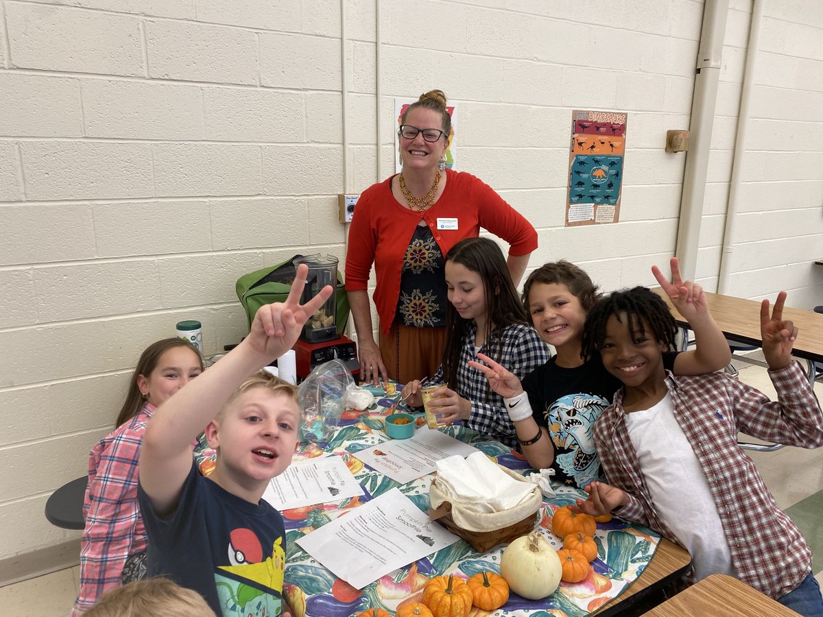 horizonec's tweet photo. Horizon's afterschool program at Parma Community celebrated the Lights On Afterschool Event with students and parents and also celebrated Horizon's 45th Birthday! #LightOnAfterschool https://t.co/rYyS1yYu5f
