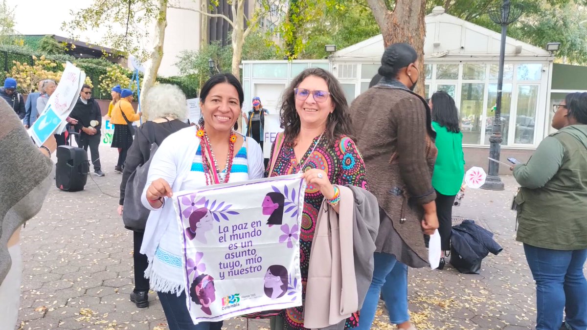 ¡Las mujeres se manifestaron por la paz! 🕊️✊
Unidas compartiendo discursos, vivencias y experiencias entorno a la paz y seguridad que viven desde sus territorios.  
<a href="/CONAMIC1/">Indigenous Women of Colombia</a> 
<a href="/colectivo_mps/">Colectivo MPS</a>