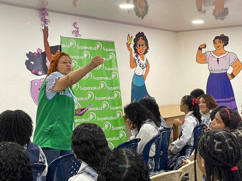 Supersalud's tweet photo. En desarrollo de la estrategia de intervención al territorio que adelanta la Supersalud en #SanAndrés, más de 80 jóvenes, entre 16 y 17 años, de la Institución educativa Sagrada Familia, grados 10 y 11, recibieron capacitación sobre sus derechos y deberes en salud. https://t.co/NmHhgwK4wi