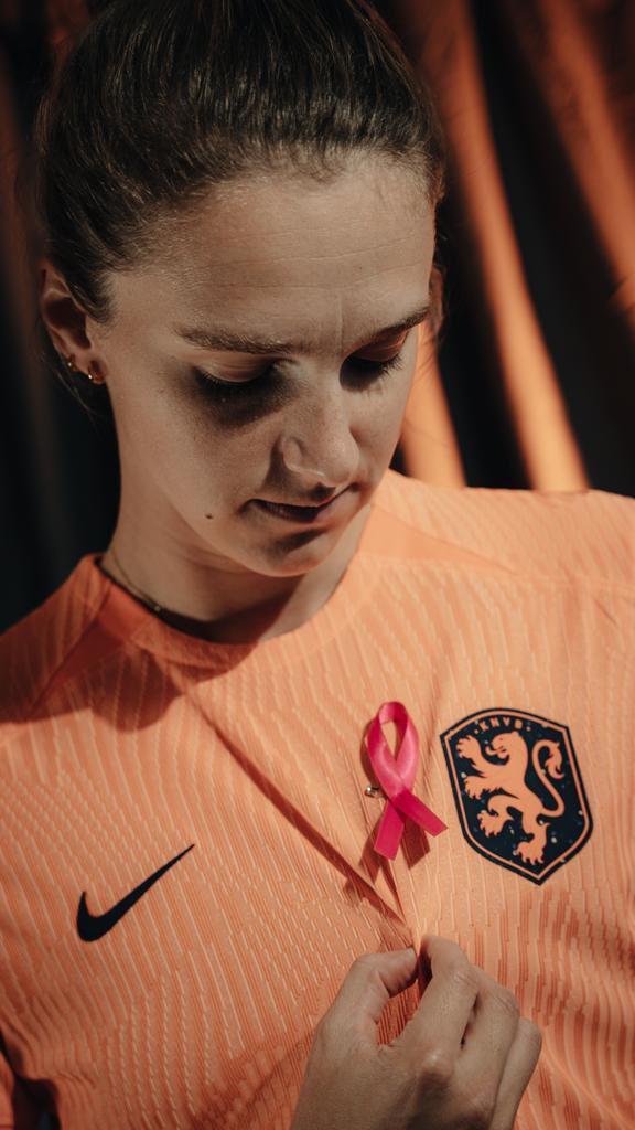 1 op de 7 vrouwen krijgt te maken met borstkanker. Dit kan jou of iemand uit je team ook overkomen. De interland tegen Schotland staat daarom in het teken van Pink Ribbon. Leer hoe je zelfonderzoek kunt doen: kwf.nl/pink-ribbon/bo… #OranjeVoorPink #kenjeborsten