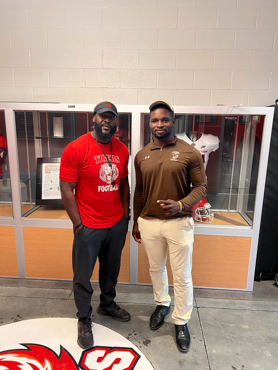 BloctonFootball's tweet photo. Great to have @ChavarrWarren and @LehighFootball stop by to watch practice and meet with some of our guys!
#RecruitTheBloc #WBFootball https://t.co/Bel0DhuKvm